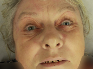 Policie pátrá po totožnosti žena, který spáchala sebevraždu na dětském hřišti. Poznáte ji?