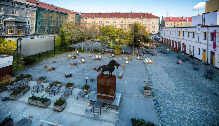 Před úřadem Prahy 8 se sešli lidé kvůli znovuotevření centra Kasárna Karlín