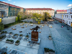 Před úřadem Prahy 8 se sešli lidé kvůli znovuotevření centra Kasárna Karlín