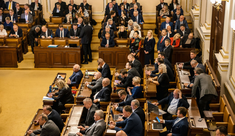 Hlasování o televizních a rozhlasových poplatcích poslanci kvůli obstrukcím odložili na začátek března