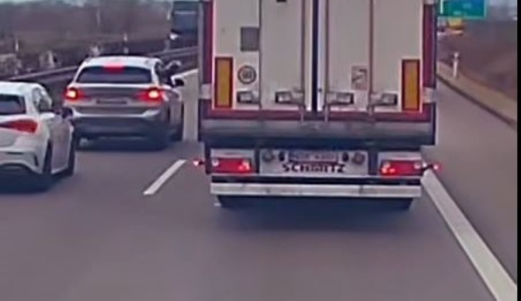 Policie obvinila z obecného ohrožení dva cizince z osobního vozu BMW. Útočili střelbou na kamion na D5