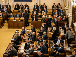 Hlasování o televizních a rozhlasových poplatcích poslanci kvůli obstrukcím odložili na začátek března