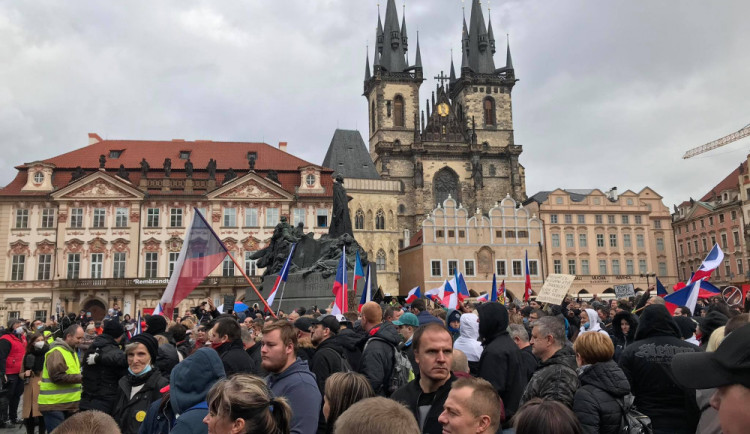 Na Staroměstském náměstí se sešlo několik desítek lidí, kteří protestovali proti korespondenční volbě