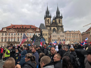 Na Staroměstském náměstí se sešlo několik desítek lidí, kteří protestovali proti korespondenční volbě