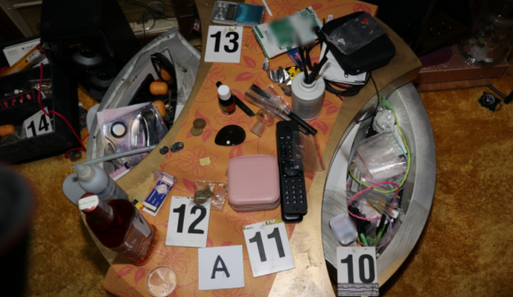 Kriminalisté z TOXI týmu dopadli dva výrobce pervitinu. Drogu vařili na chatě a jednom bytě