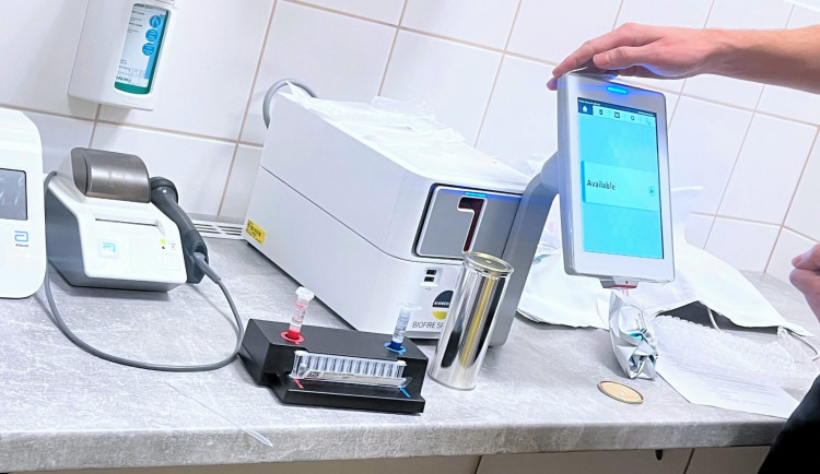 Dětský urgentní příjem v Motole má nové zařízení, které odhalí chřipku, covid i černý kašel během pár minut.