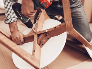 Praha opět podpoří opravy místo vyhazování. Na veřejné workshopy vyhradila 433 tisíc korun