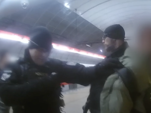 VIDEO: Muž s nožem v metru vyhrožoval cestujícím, policie hledá svědky