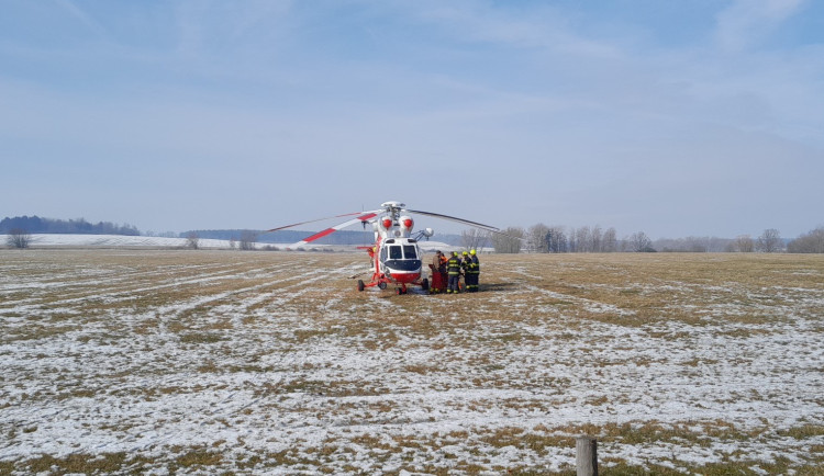 Při hromadném střetu tří vozidel zahynula spolujezdkyně z osobáku. Další čtyři lidé utrpěli těžká zranění