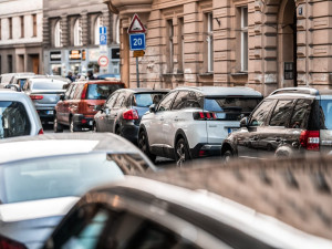 Hromadné kontroly parkování v ulicích Prahy 4. Strážníci podali již stovky podezření o přestupcích