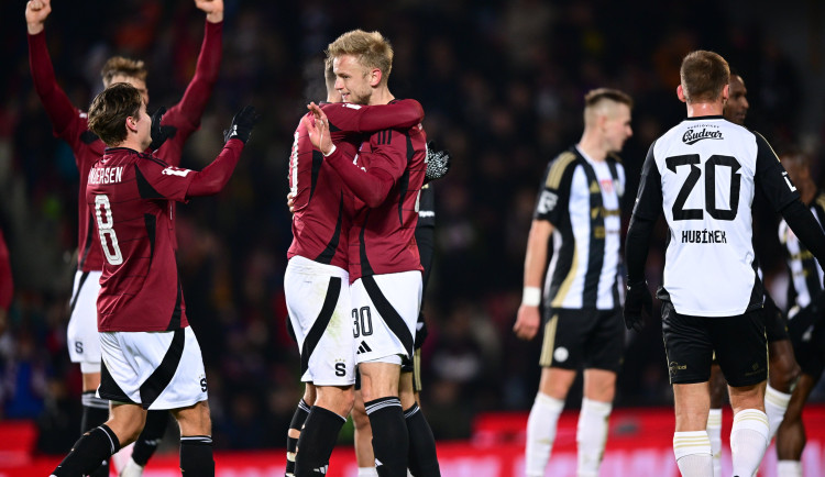 Fotbalisté Sparty porazili České Budějovice 2:1 a dotáhli se na druhou Plzeň