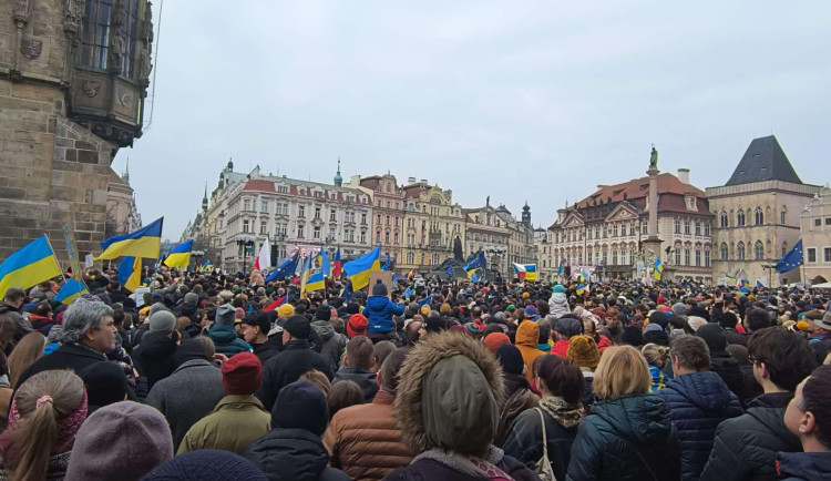 Tisíce lidí si v Praze připomněli tři roky od invaze na Ukrajinu. Na shromáždění mluvil i prezident Pavel