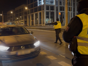 Během rozsáhlé kontroly policie zadržela osm celostátně hledaných osob a na pokutách vybrala 154 tisíc korun