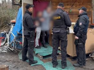 Během rozsáhlé kontroly policie zadržela osm celostátně hledaných osob a na pokutách vybrala 154 tisíc korun