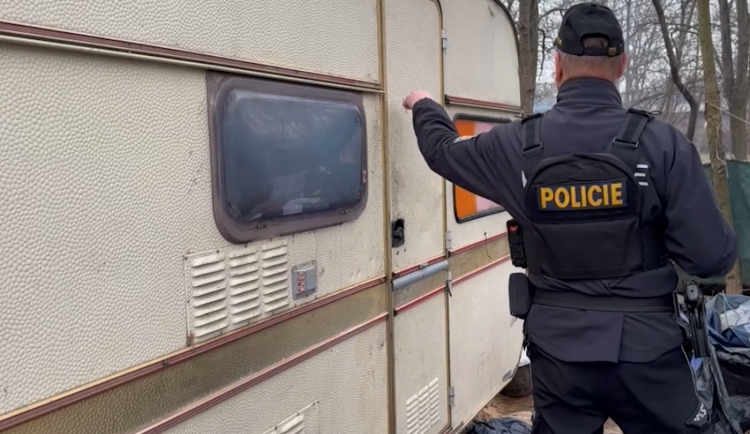 Během rozsáhlé kontroly policie zadržela osm celostátně hledaných osob a na pokutách vybrala 154 tisíc korun