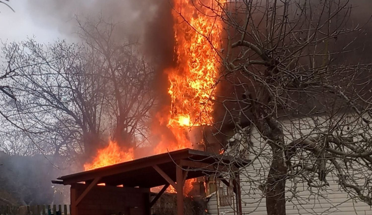 Tři lidi ohrožoval požár v Polici nad Metují, příčinou byly nevychladlé uhlíky hozené do kompostu