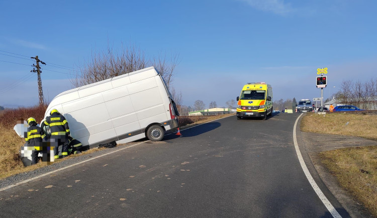 Vlak smetl ráno na železničním přejezdu dodávku. Odražené vozidlo skončilo mimo silnici v příkopu