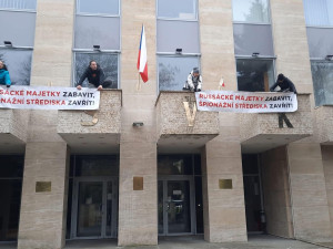 Aktivisté vyvěsili v areálu Ruského střediska vědy a kultury transparenty a požadovali jeho uzavření