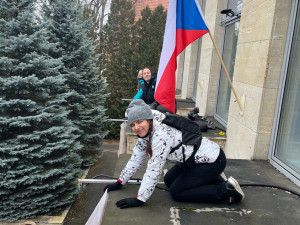 Aktivisté vyvěsili v areálu Ruského střediska vědy a kultury transparenty a požadovali jeho uzavření