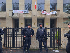 Aktivisté vyvěsili v areálu Ruského střediska vědy a kultury transparenty a požadovali jeho uzavření