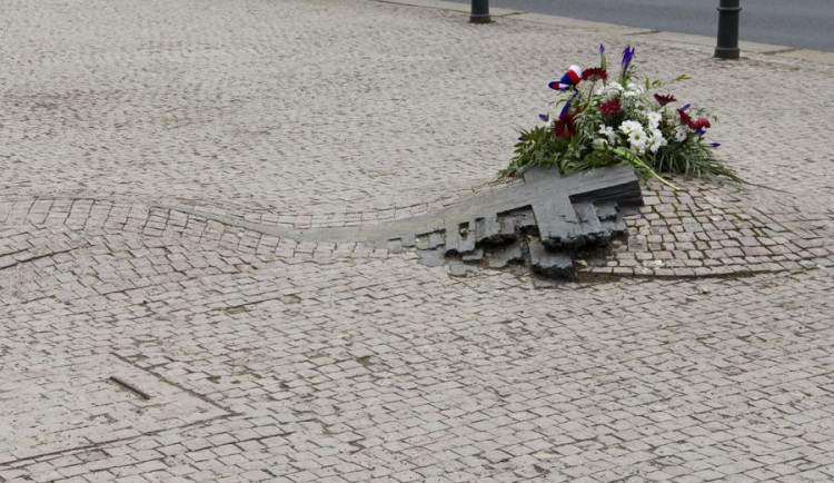 Dnes je to 56 let, co se na Václavském náměstí upálil Jan Zajíc. Pražští politici k jeho památníku přinesli květiny