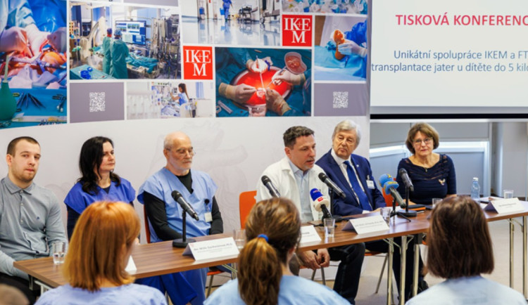 Lékaři IKEMu a Thomayerovy nemocnice úspěšně transplantovaly játra teprve pětitýdenní Rozálce