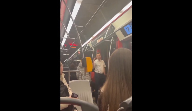 Řidič tramvaje urážel ukrajinské rodiče a donutil je vystoupit, případu se věnuje policie