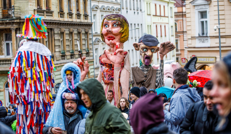 Prahou v sobotu prošlo několik masopustních průvodů masek. Ten žižkovský byl jubilejní třicátý