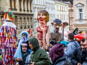 Prahou v sobotu prošlo několik masopustních průvodů masek. Ten žižkovský byl jubilejní třicátý