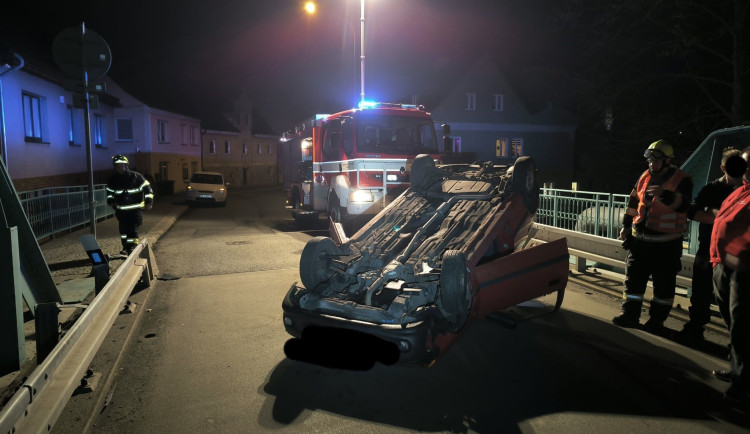 Na mostě ve Frýdlantu najelo auto na svodidla a skončilo na střeše. Za poslední rok jde už o druhý případ