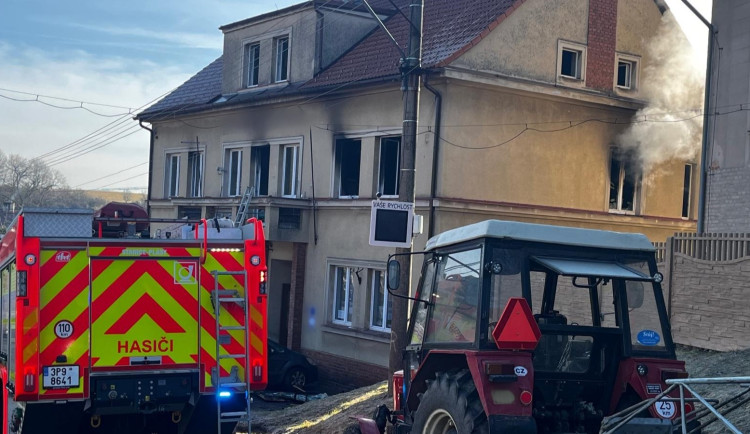 Hasiči zachraňovali pomocí žebříku nájemníky domu, které tam uvěznil požár jednoho bytu