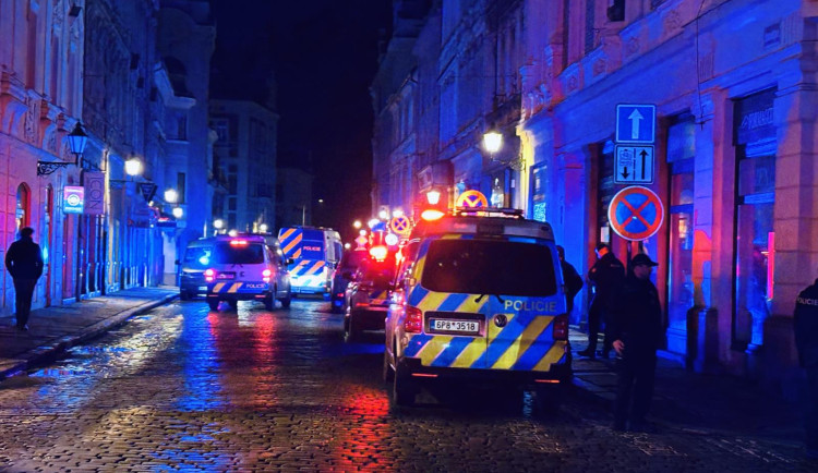 Další obří policejní šťára v centru města. Policisté odhalili 17 opilých mladistvých a jednoho cizince bez povolení k pobytu