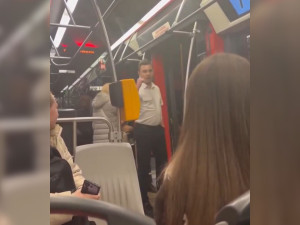Dopravní podnik ukončil spolupráci s řidičem, který vulgárně křičel na ukrajinský pár