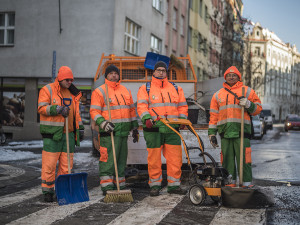 Přes sto zaměstnanců Pražských služeb protestovalo proti odvolání odvolání jejich ředitele Patrika Romana