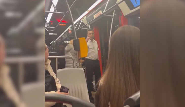 Dopravní podnik ukončil spolupráci s řidičem, který křičel na ukrajinský pár s dítětem