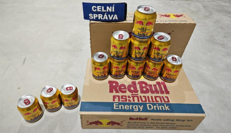 Celníci našli při kontrole jedné prodejny 5 000 kusů napodobenin energetického nápoje Red Bull