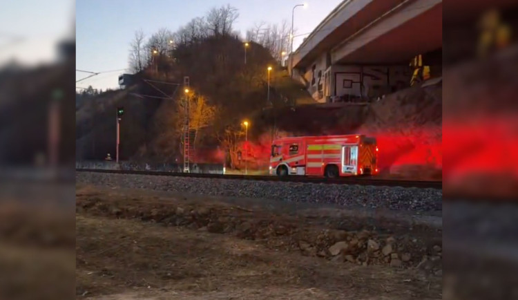 Hasiči, policisté a záchranáři zasahovali na Smíchově, kde byl mladík zasažen proudem traťového vedení