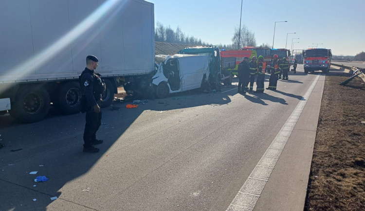 Vážná nehoda na Pražském okruhu. Dodávka zůstala zaklíněna mezi dvěma náklaďáky