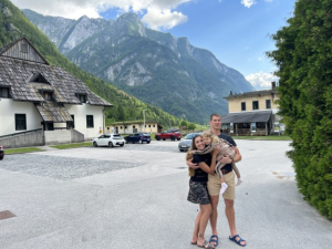 Patka pětileté dcery trpí nemocí, kterou v Česku neumíme léčit. Nyní shání peníze na cestu do Švýcarska