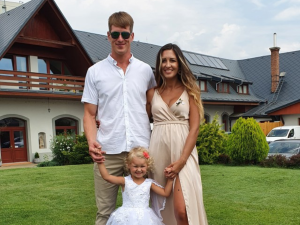 Patka pětileté dcery trpí nemocí, kterou v Česku neumíme léčit. Nyní shání peníze na cestu do Švýcarska