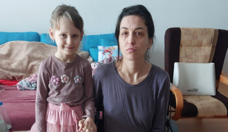 Patka pětileté dcery trpí nemocí, kterou v Česku neumíme léčit. Nyní shání peníze na cestu do Švýcarska