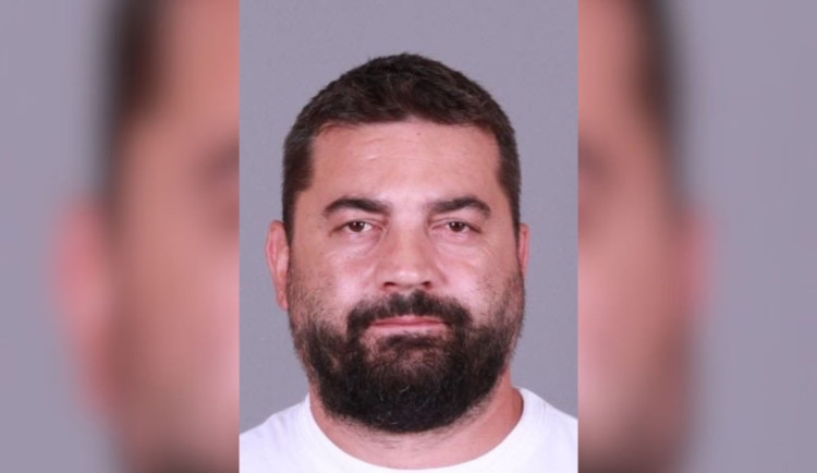 Policie stále hledá Srba, který měl brutálně útočit nožem v centru Prahy.