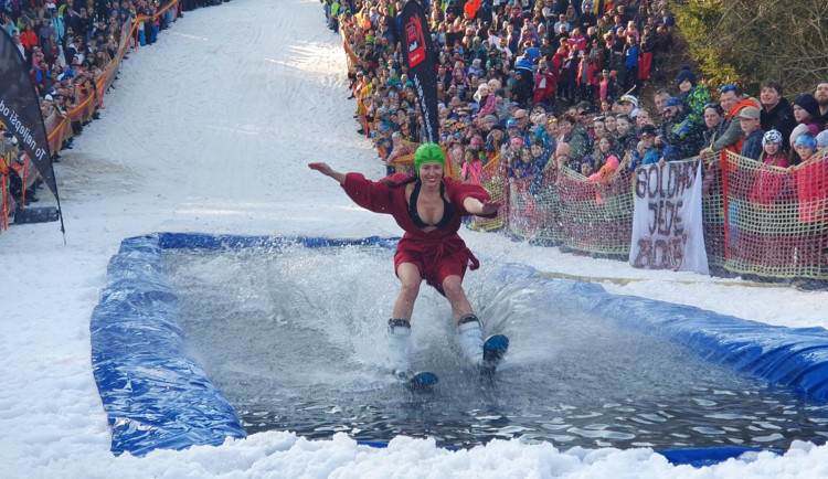 Do legendární šumavské jízdy přes louži se zapojilo 70 odvážlivců. V ledové vodě nakonec skončili všichni
