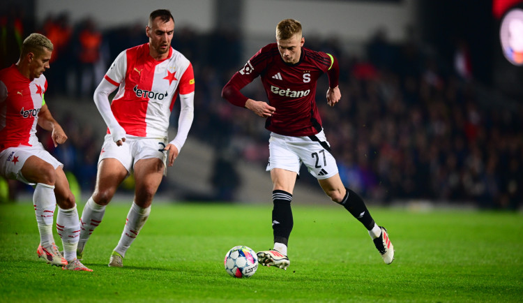 Fotbalisté Slavie v dlouhém oslabení prohráli na Spartě 0:2 a vedou o 10 bodů