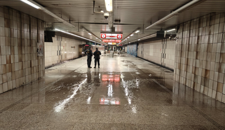 Průsak z poškozeného potrubí omezil provoz metra C na Florenci