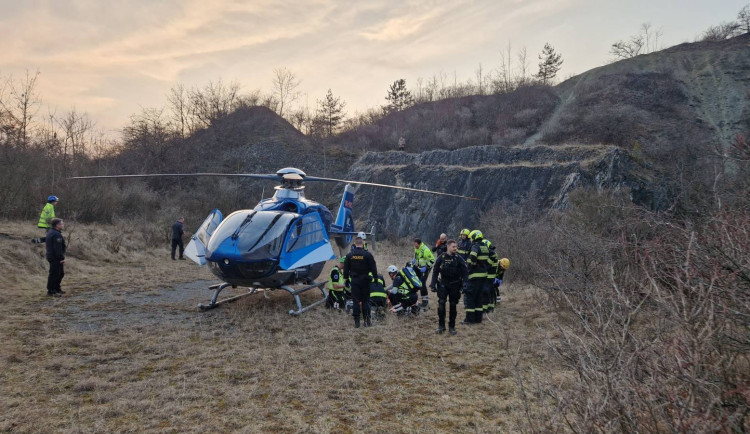 V Prokopském údolí spadl ze skály muž, musel pro něj vrtulník