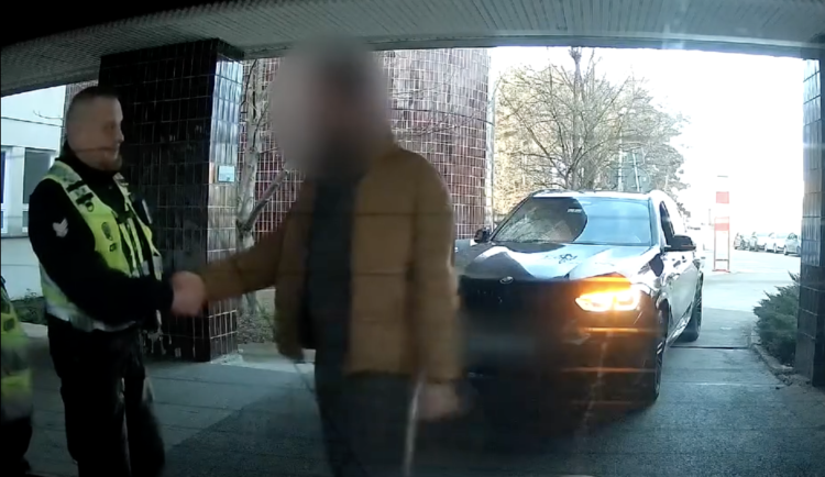 Muž pak strážníkům poděkoval.