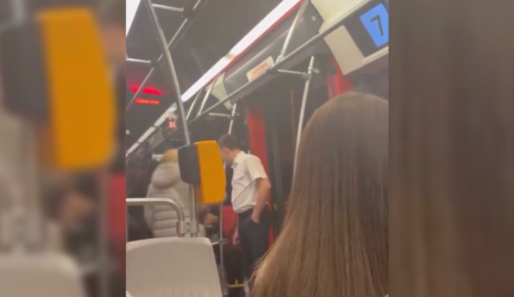 Policie vyšetřuje případ vyhození ukrajinské rodiny řidičem tramvaje.