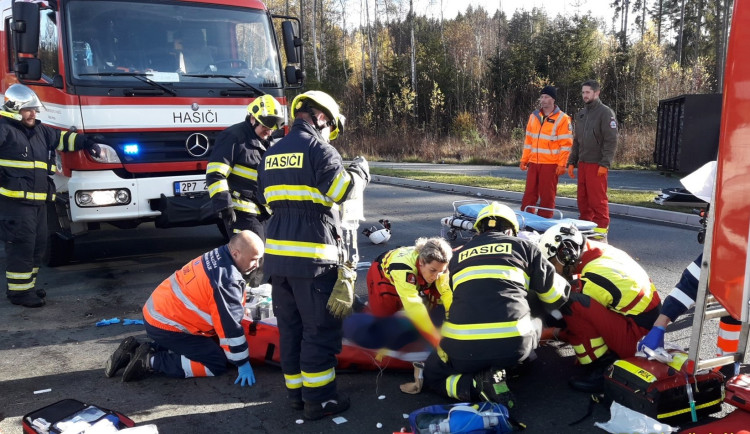 Řidička osobáku zahynula po nárazu do stromu. Auto vyletělo ze silnice a zůstalo převrácené na střechu
