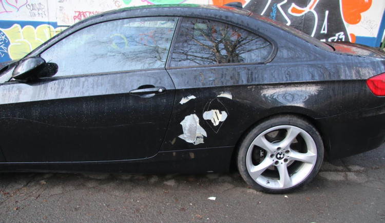 V České Lípě se neznámý vandal vyřádil na zaparkovaném BMW